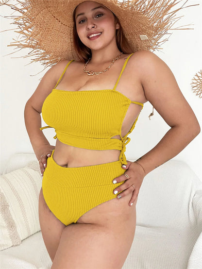 Frau im gelben gerippten Bikini mit Strohhut, Sommermode, Strandkleidung, Plus-Size-Mode.
