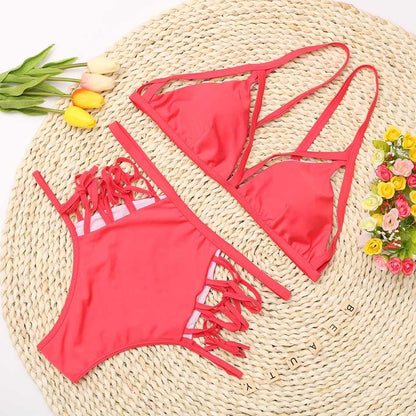 Roter Bikini-Set mit Fransen, Damen-Bademode, Strandmode, Sommer, Blumenhintergrund.