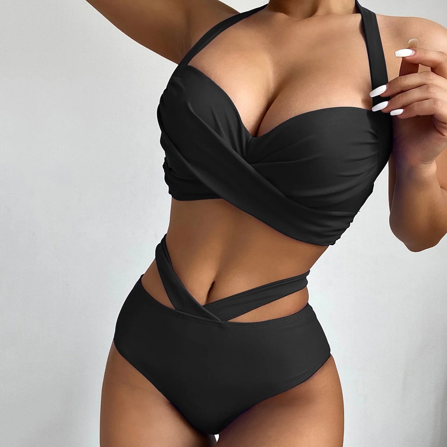 Frau in schwarzem Bikini, modisch, Strandmode, Sommer, Damenbademode, elegantes Design.