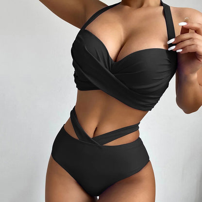 Frau in schwarzem Bikini, modisch, Strandmode, Sommer, Damenbademode, elegantes Design.