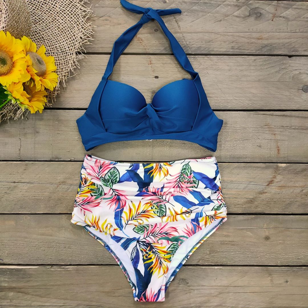 Blauer Bikini mit tropischem Muster, High-Waist, Damen-Bademode, Holz-Hintergrund, Sonnenblumen.