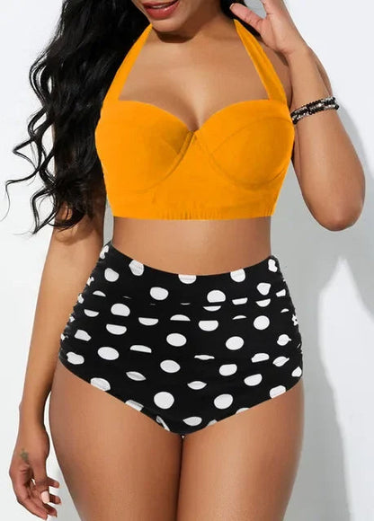 Frau in gelbem Bikini-Top und schwarz-weiß gepunkteter High-Waist-Badehose.