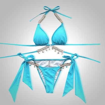Türkiser Bikini mit Schmuckdetails, Triangel-Oberteil, Schleifen, Damen-Bademode, Sommerstrand.