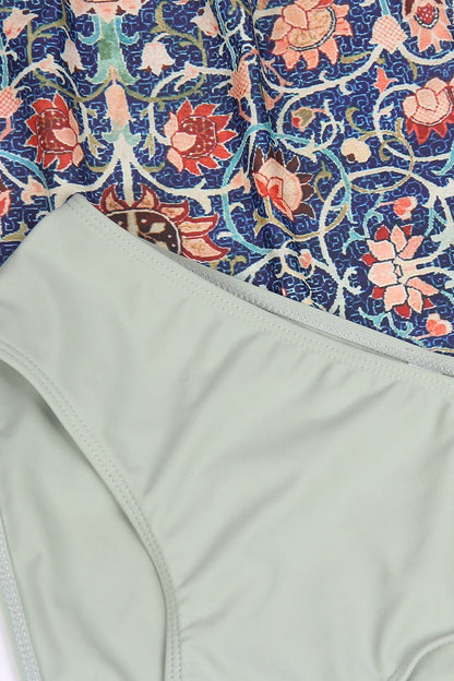 Bunte gemusterte Stoffe mit floralen Motiven und einfarbiger, hellgrüner Badeanzugstoff.