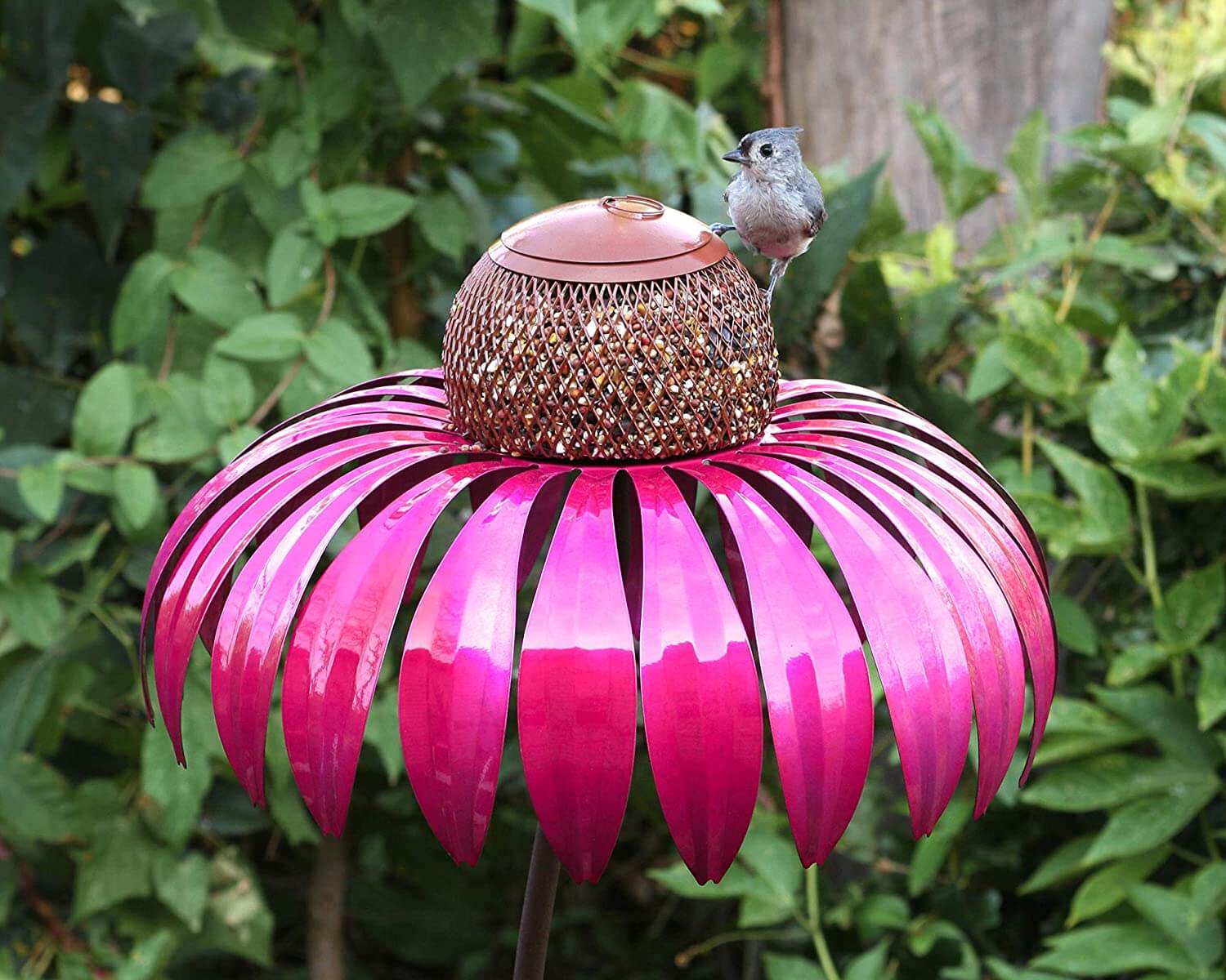 Rosa Metall-Vogelfutterspender in Blumenform mit kleinem Vogel, Garten-Dekoration.