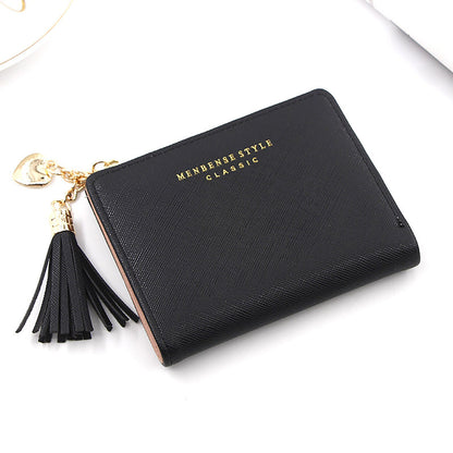Schwarze Leder-Geldbörse mit Quaste und goldener Aufschrift, stilvoll und klassisch.