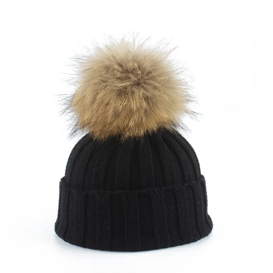 Schwarze Strickmütze mit braunem Kunstfellbommel, Wintermode Accessoire.