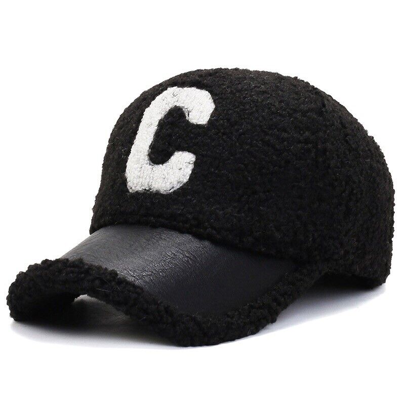 Schwarze Baseballkappe mit weißem "C", Fleece-Material, modisches Accessoire.