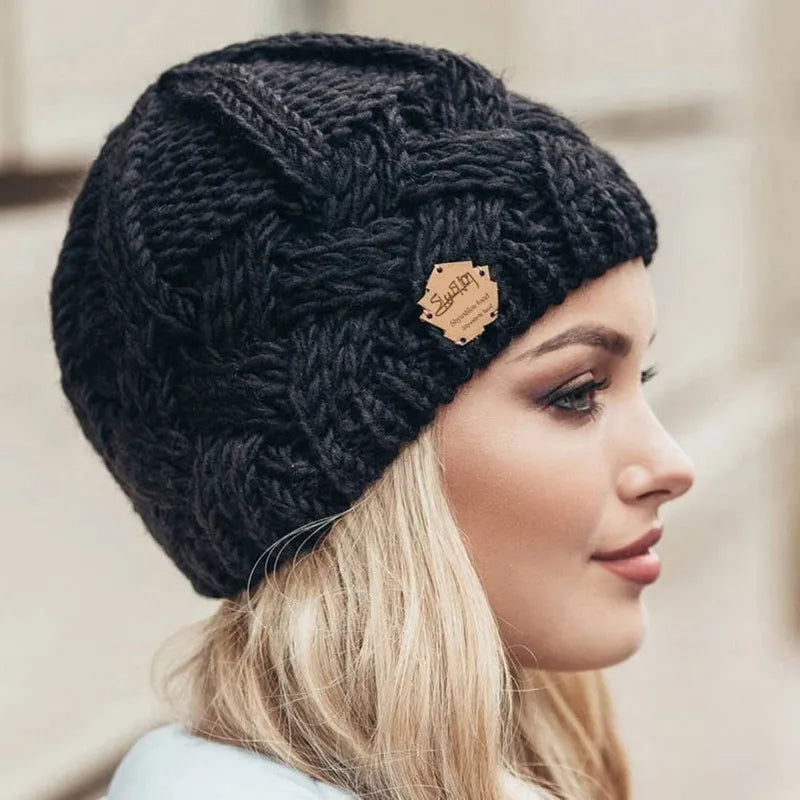Frau mit schwarzer Strickmütze, Wintermode, warm, stilvoll, Damenaccessoire, Outdoor-Bekleidung.