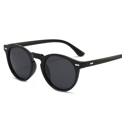 Schwarze runde Sonnenbrille, Unisex, UV-Schutz, modisch, Kunststoffrahmen.