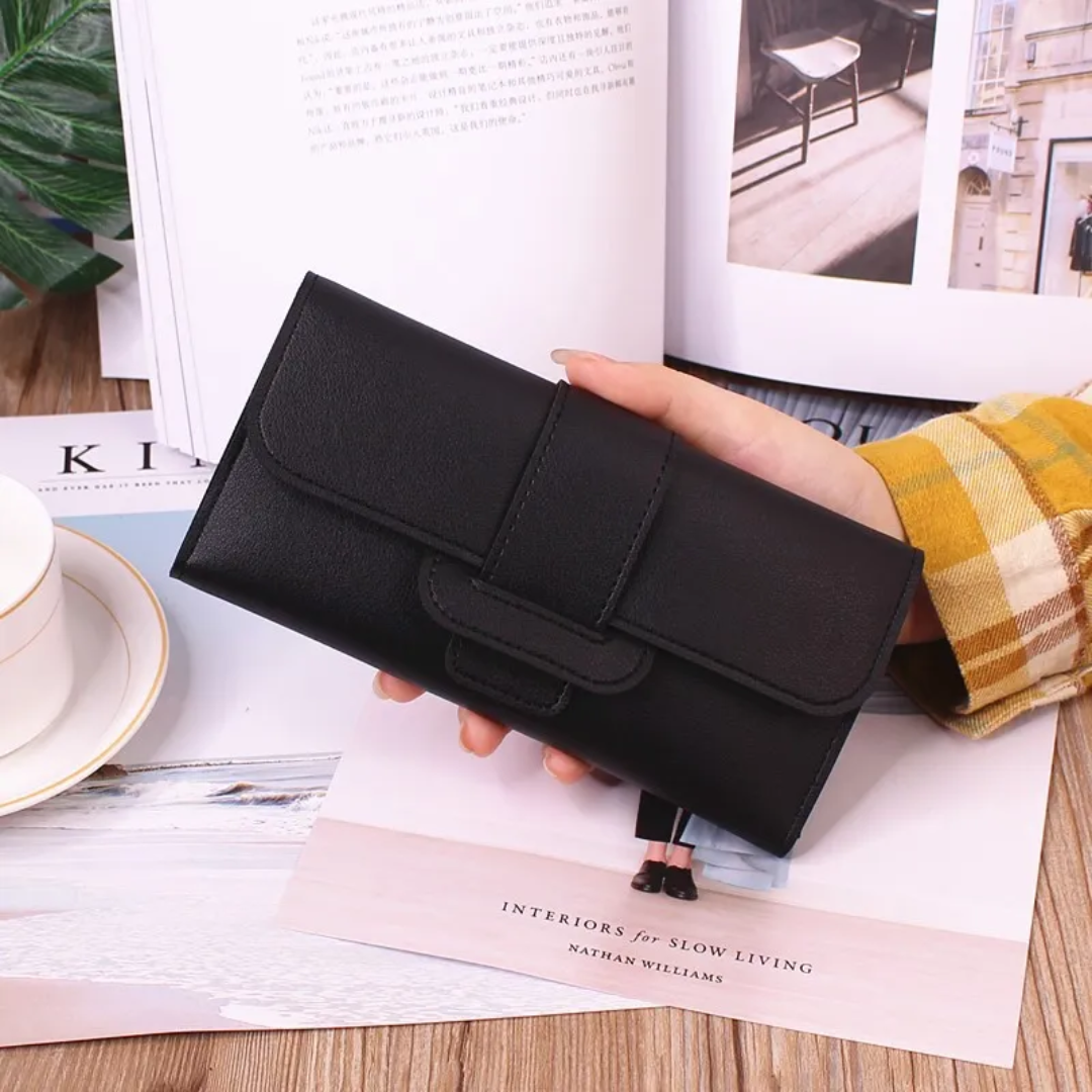 Schwarze Leder-Geldbörse in Hand, elegantes Design, Damen-Portemonnaie, modisch und praktisch.