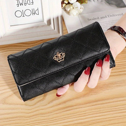 Schwarze Damen-Geldbörse aus Leder mit Krone, elegant, modisch, auf Holztisch.