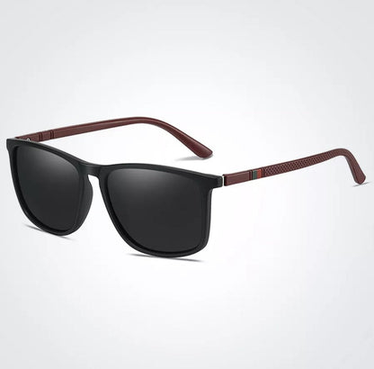 Schwarze Sonnenbrille mit roten Bügeln, UV-Schutz, modisches Accessoire für Herren.