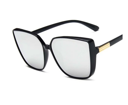 Schwarze Sonnenbrille mit silbernen Gläsern, quadratisches Design, modisch, UV-Schutz.