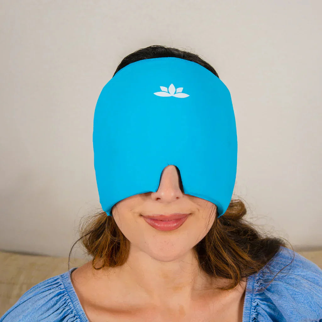Frau trägt blaue Augenmaske mit Lotus-Logo, Entspannung, Stressabbau, Schlafhilfe.