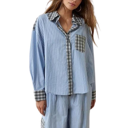 Frau in blauem gestreiftem Pyjama-Set mit karierten Details, bequemes Nachtwäsche-Outfit.