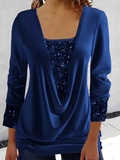 Frau in blauem Glitzer-Top, elegantes Design, modische Damenbekleidung, langärmlig.