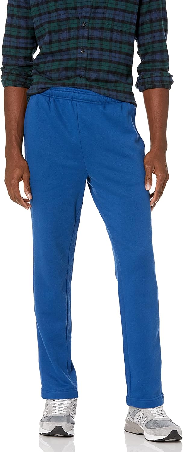 Mann in blauer Jogginghose und kariertem Hemd, graue Sneakers, Freizeitmode.