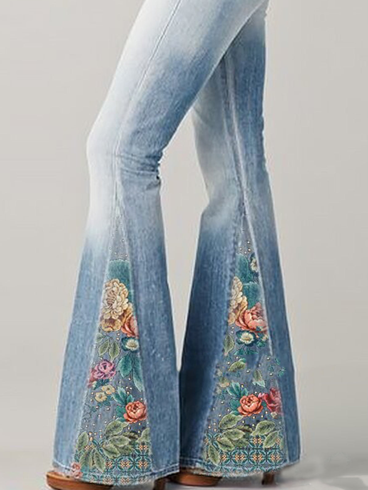 Damen Schlaghose, hellblau, Blumenstickerei, Vintage-Stil, Denim, modisch, 70er Jahre Retro-Look.