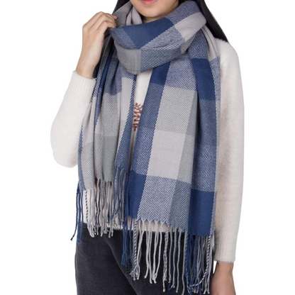Frau mit blau-weiß kariertem Schal aus Wolle, modisches Accessoire, Herbst-Winter-Mode.