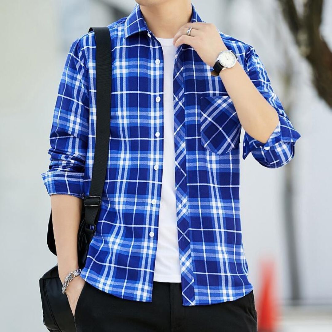 Mann in blau kariertem Hemd, lässiger Stil, modisch, Freizeitkleidung, Herrenmode.