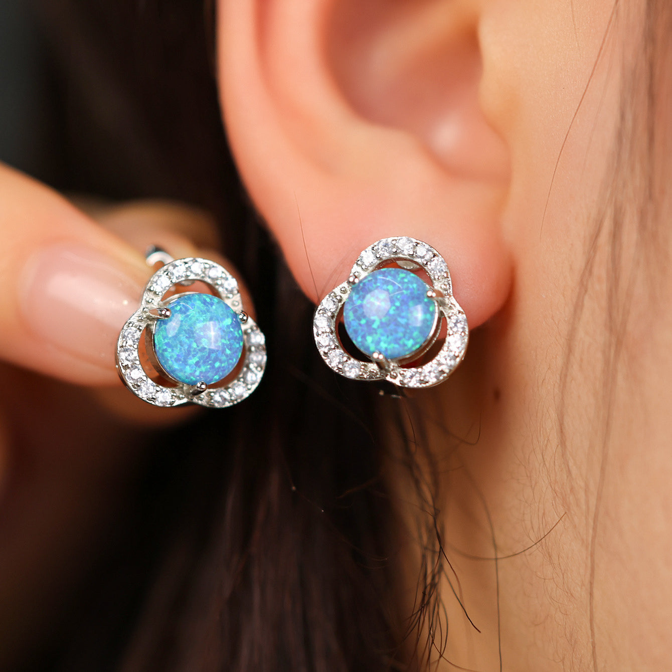 Ohrringe mit blauem Opal und Zirkonia, silberne Fassung, eleganter Schmuck, Damenaccessoire