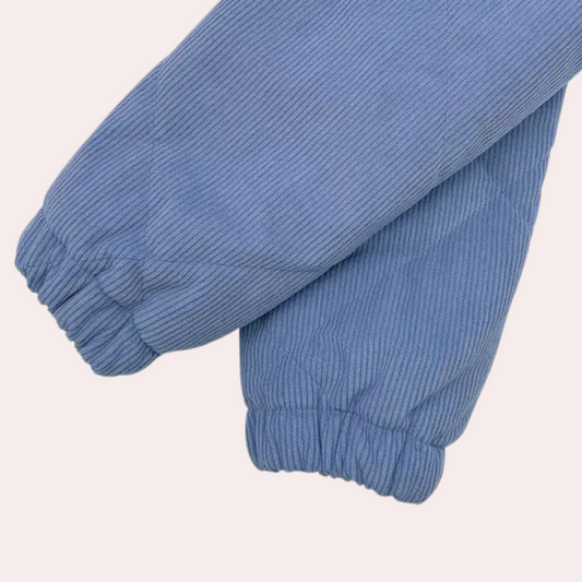 Blaue, gerippte Strickärmel aus Baumwolle, modisch und bequem, ideal für Herbstkleidung.