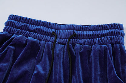 Blaue Samt-Shorts mit elastischem Bund und Kordelzug, bequeme Freizeitkleidung.