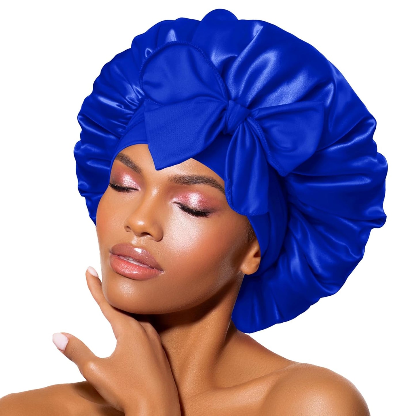 Frau mit blauem Satin-Haarschutz, Schleife, glänzend, Haarpflege, modisch, elegant.