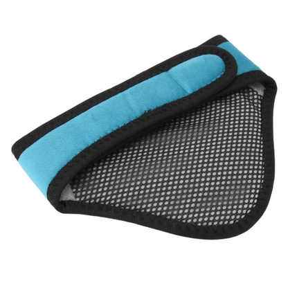 Schwarze und blaue Kniebandage, atmungsaktiv, gepunktetes Muster, Sportunterstützung.