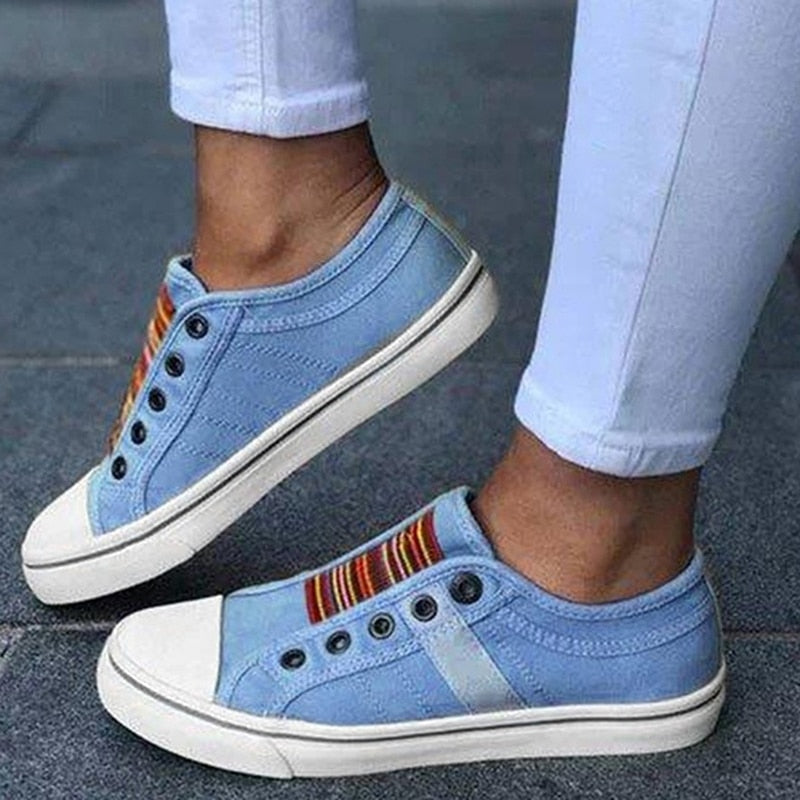 Blaue Damen-Sneaker aus Denim mit bunten Streifen, lässig, bequem, modisch.