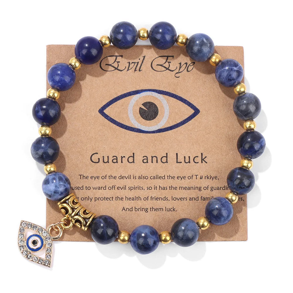 Blaues Sodalith-Armband mit goldenen Perlen und bösem Auge-Anhänger für Schutz und Glück.