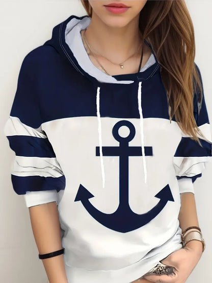 Frau trägt blau-weißes Anker-Hoodie, maritimer Stil, Kapuzenpullover, Freizeitmode.
