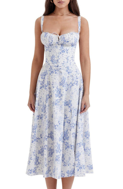 Frau in weiß-blauem floralen Bustier-Sommerkleid, ärmellos, knielang, elegantes Design.