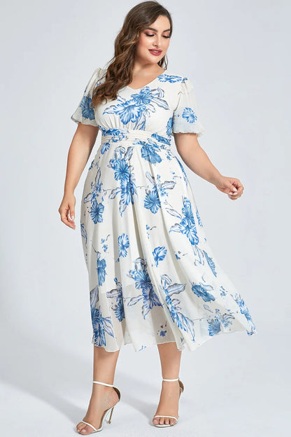 Frau in weißem Kleid mit blauen Blumen, Plus-Size, Sommermode, elegantes Design.