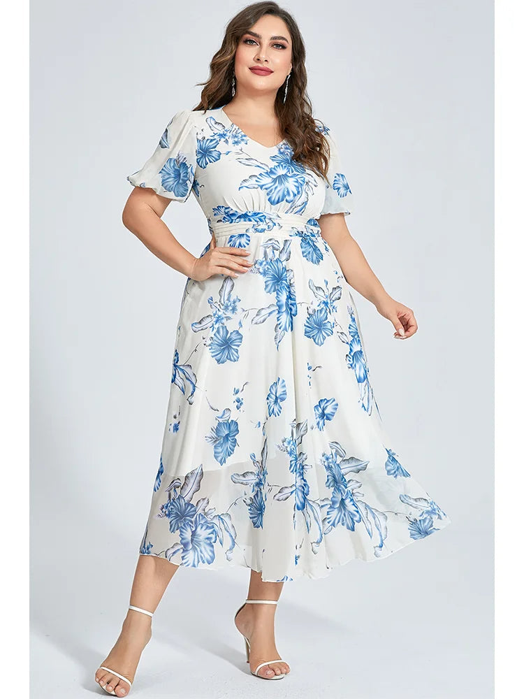 Frau in weißem Kleid mit blauen Blumen, Sommermode, Plus-Size, elegantes Design.
