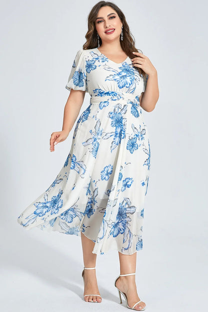 Frau in weißem Kleid mit blauen Blumen, V-Ausschnitt, knielang, elegante Mode, Plus-Size.