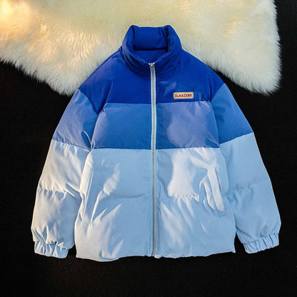 Blaue und weiße Daunenjacke, Reißverschluss, Wintermode, warm, Herrenbekleidung.