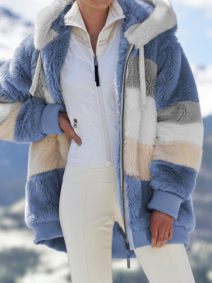 Frau in gestreifter, blauer und weißer Kunstpelzjacke, Wintermode, Outdoor-Bekleidung.