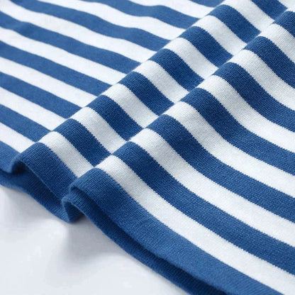 Blau-weiß gestreifter Baumwollstoff, weiches Material, ideal für Bekleidung und Heimtextilien.