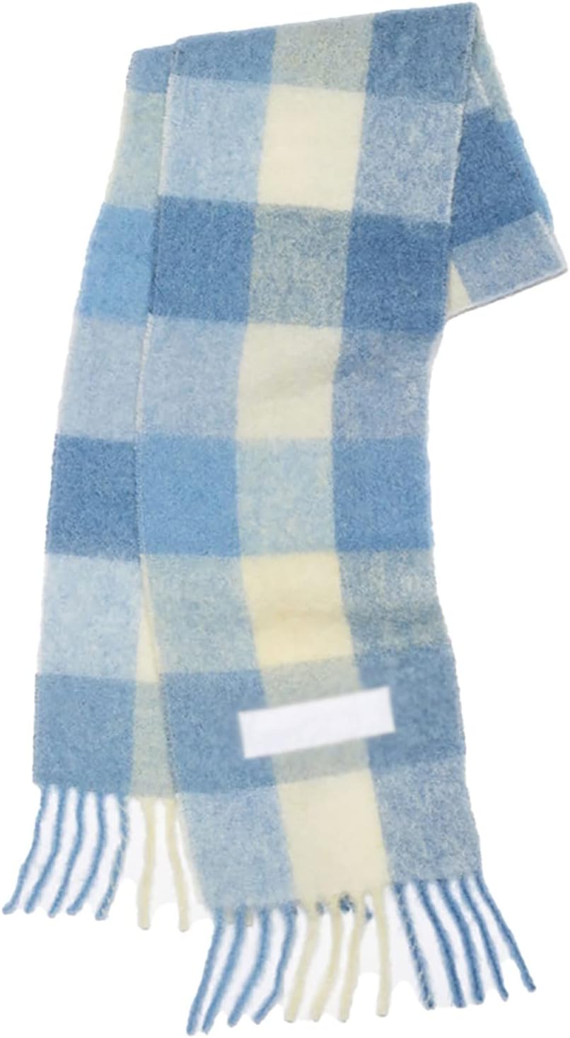Blau-weiß karierter Wollschal mit Fransen, modisches Accessoire für kalte Tage.