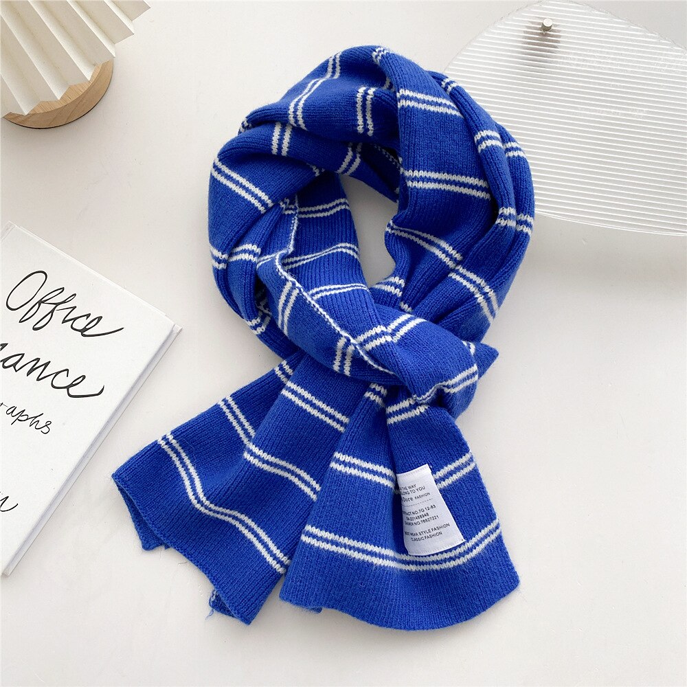 Blauer gestreifter Schal aus Wolle, modisches Accessoire, warm, elegant, für Herbst und Winter.