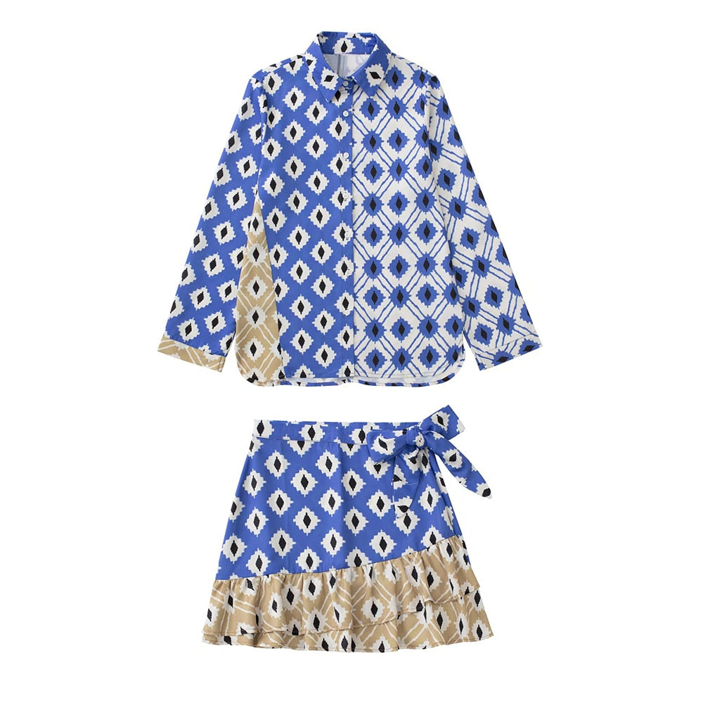 Blau-weißes Damen-Kleid mit geometrischem Muster, langärmelig, Rock mit Schleife.