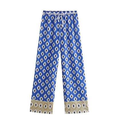 Blaue Damenhose mit weißem Rautenmuster, weites Bein, elastischer Bund, modische Freizeitkleidung.