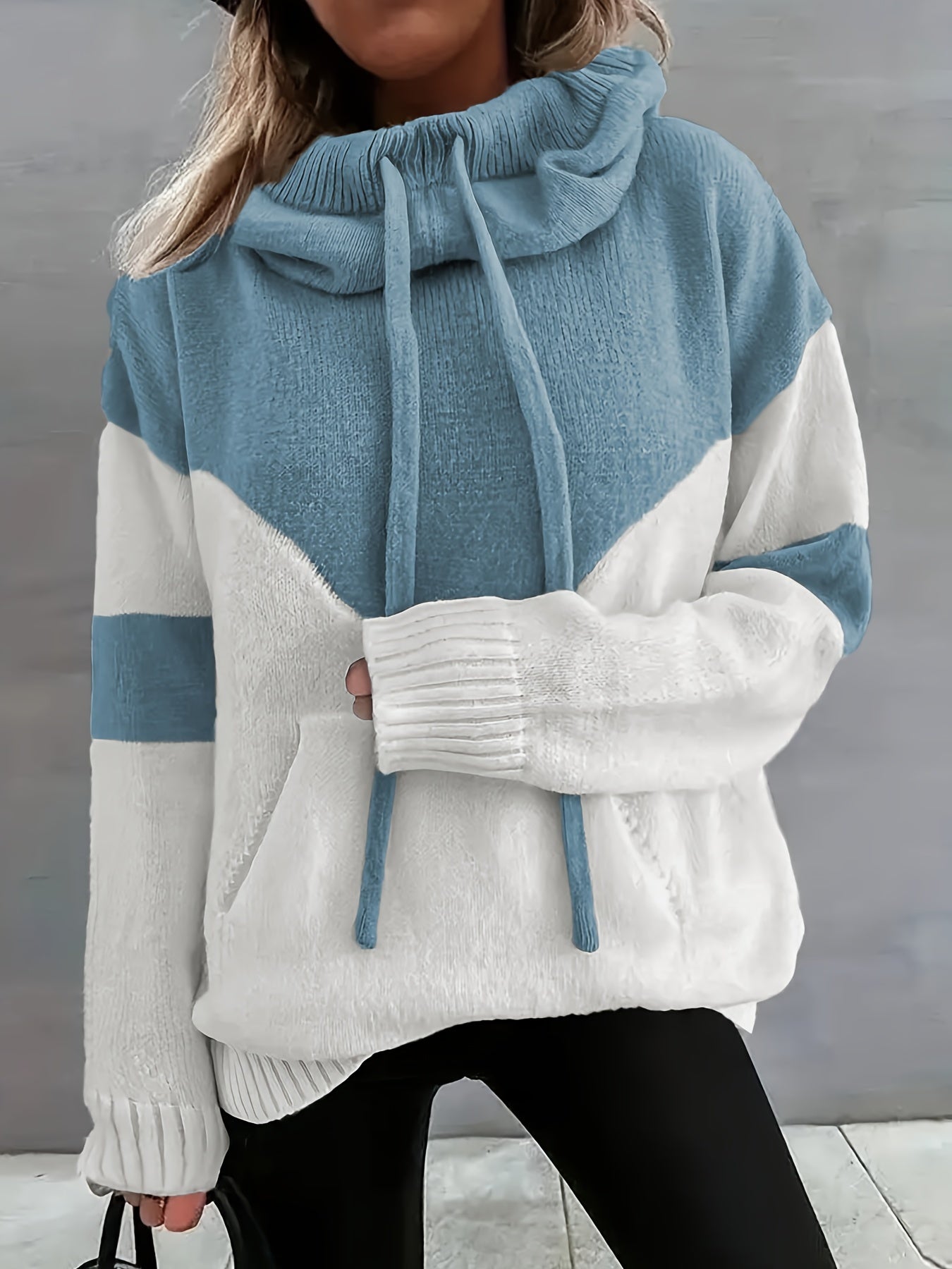 Frau in blau-weißem Kapuzenpullover, Strick, lässig, modisch, Herbstmode, Damenbekleidung.