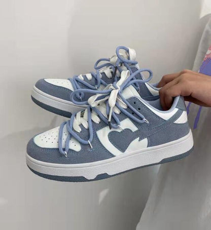 Blaue und weiße Sneaker mit Herzmotiv, Freizeitschuhe, modisch, Damen, Turnschuhe.