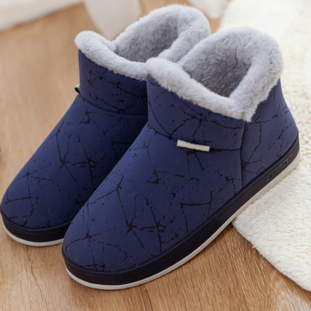 Blaue Winterhausschuhe mit Kunstfellfutter, rutschfeste Sohle, warm und bequem.