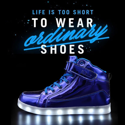 Blaue LED-Sneaker mit leuchtender Sohle, modisches Design, reflektierendes Material.