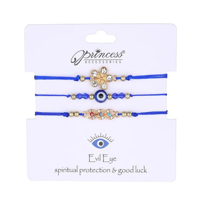 Drei blaue Armbänder mit bösem Auge, Kristallen, Glücksbringer, auf weißem Hintergrund.