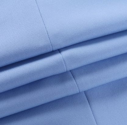 Hellblauer Baumwollstoff, glatt, hochwertig, für Bekleidung und Heimtextilien geeignet.